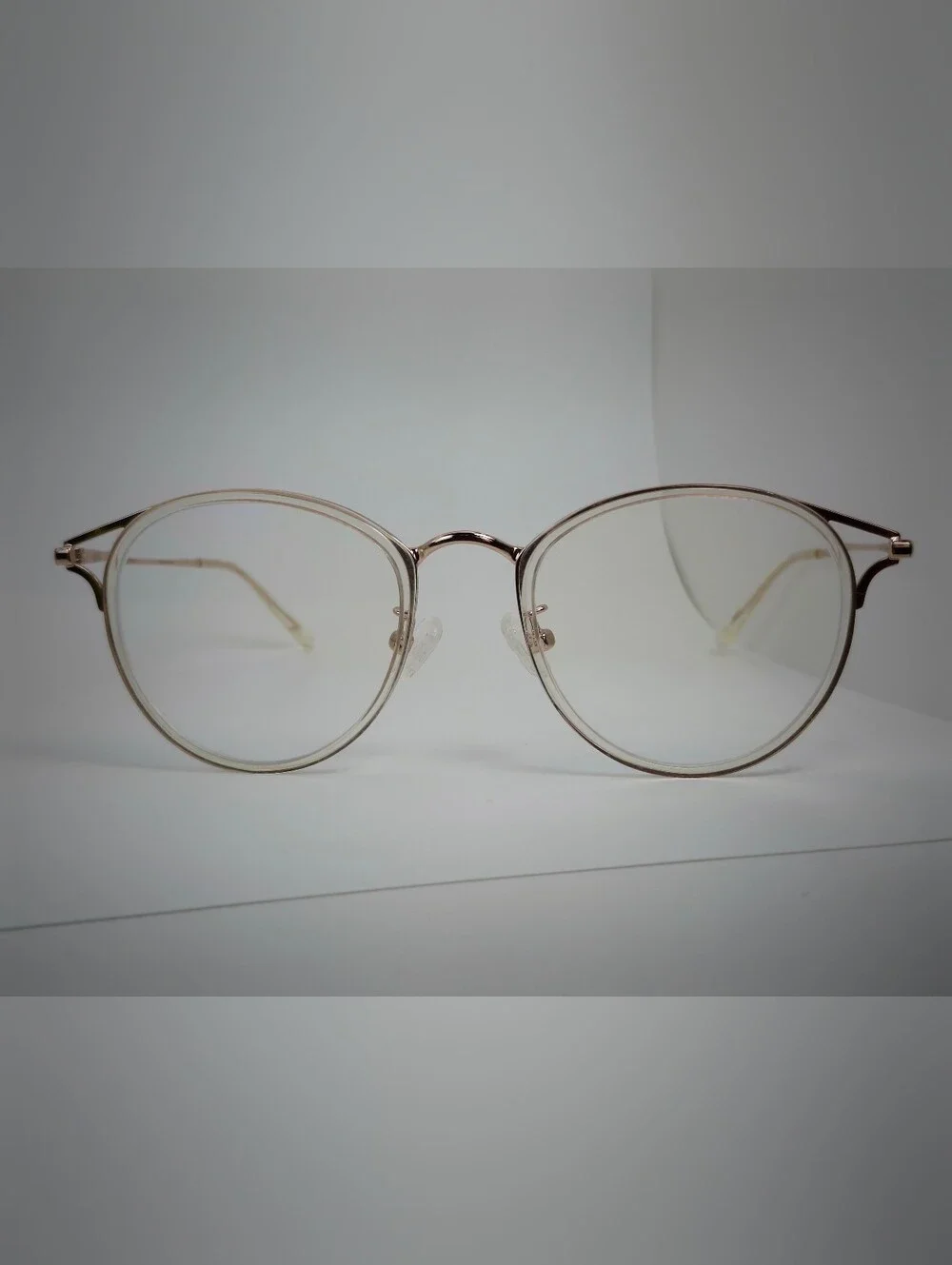 Dazzle. Round Metal Frame Glasses in Gold Tone.